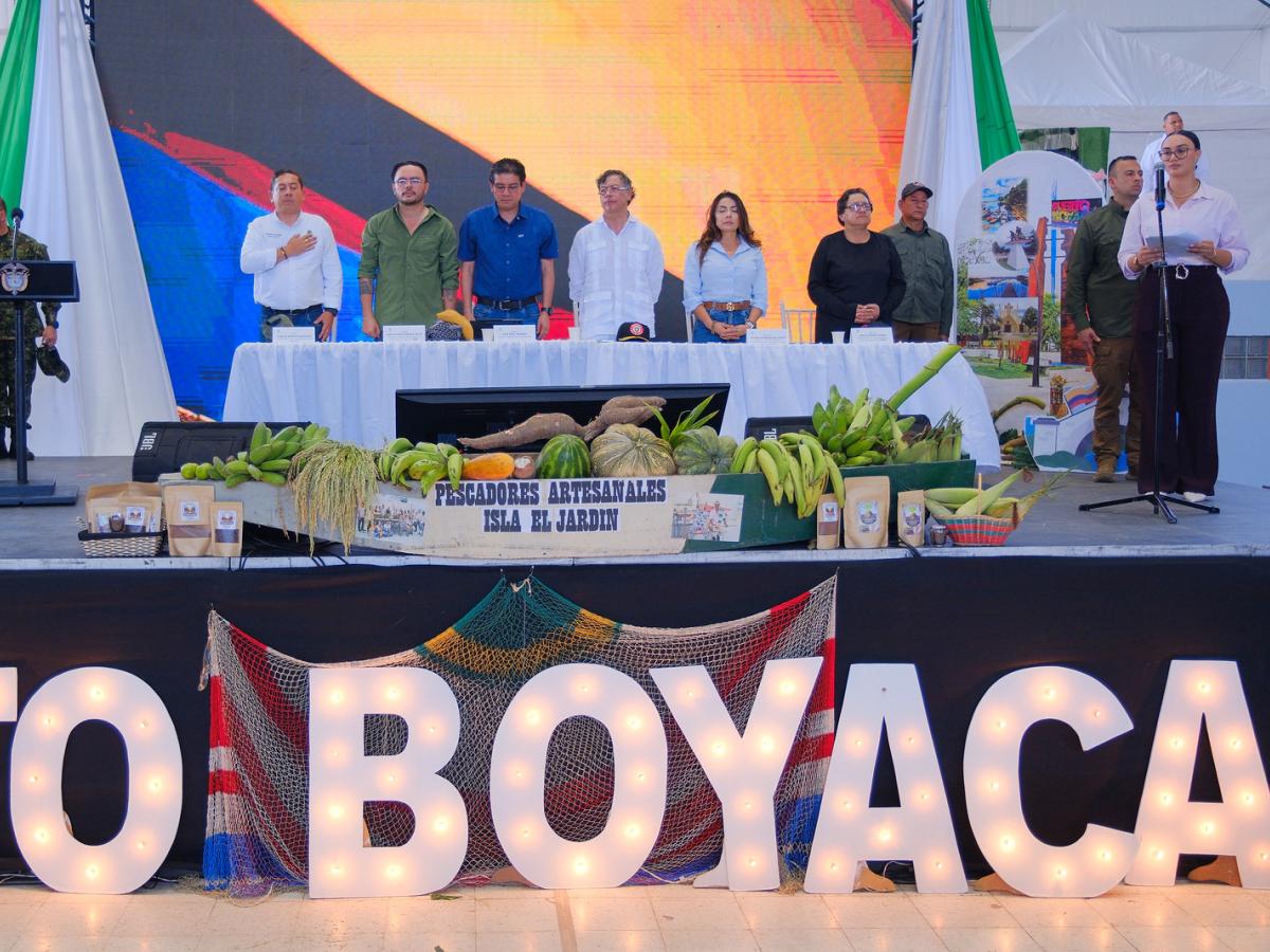 Entrega de tierras en Magdalena Medio: Gustavo Petro