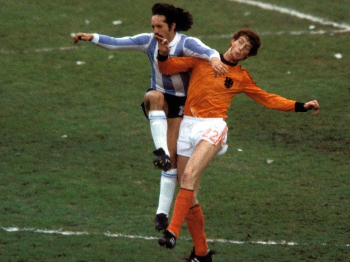 El defensa de Países Bajos marcó un hito en el Mundial de Argentina-78: el único jugador en marcar un autogol y un gol en un mismo partido de una cita orbital. 