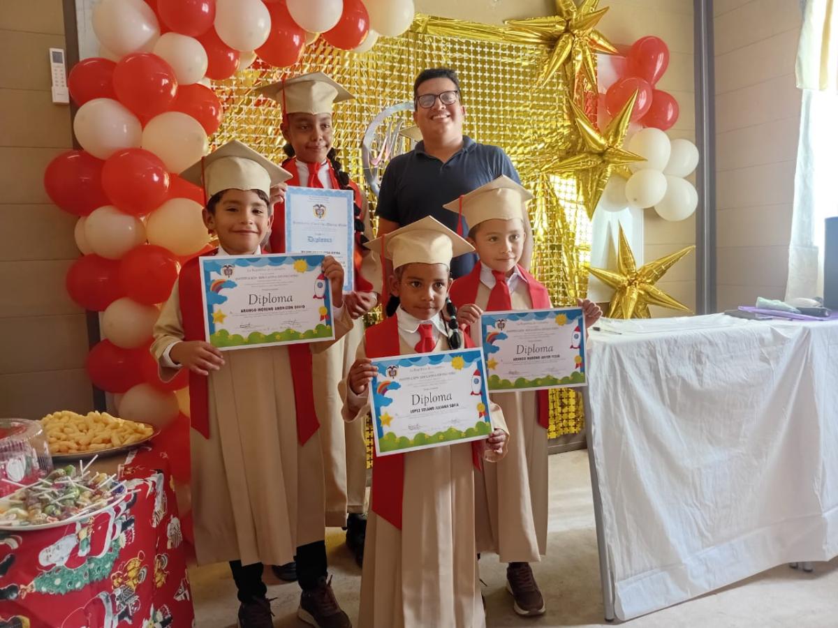 Primera graduación Escuela Camilo Torres Restrepo Agustín Codazzi