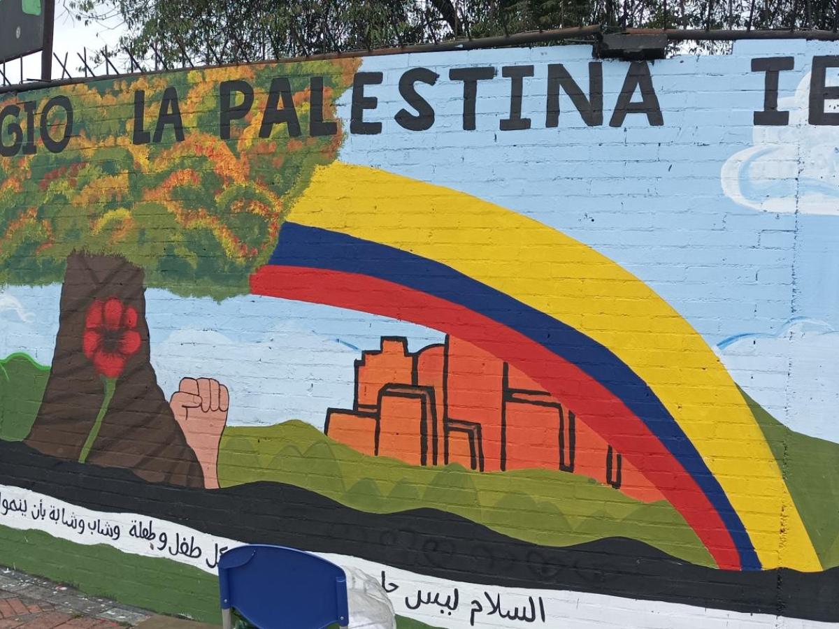 Estudiantes en Bogotá pintan mural por Gaza