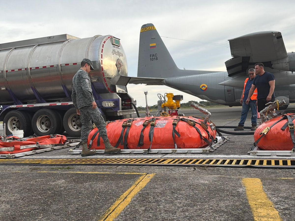 Fuerza Aeroespacial Colombiana transporta 6 mil galones de combustible a Mitú e Inírida