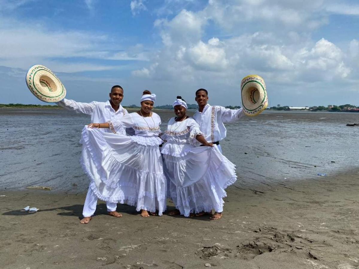Jóvenes de Tumaco y música de marimba