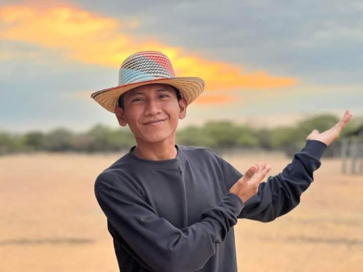 joven wayuu poliglota: Joander González