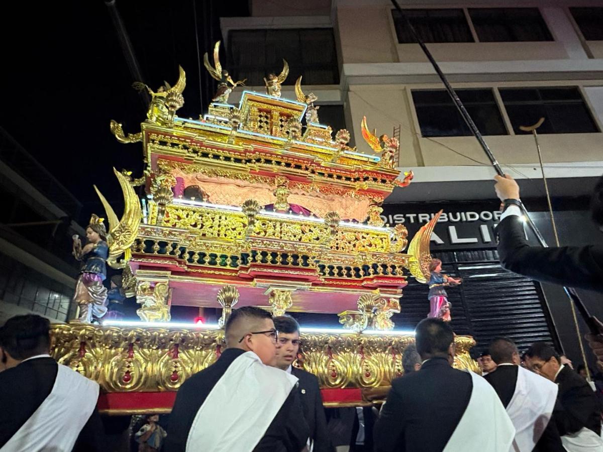 Santo Sepulcro en Pasto: procesión y creyentes en Semana Santa