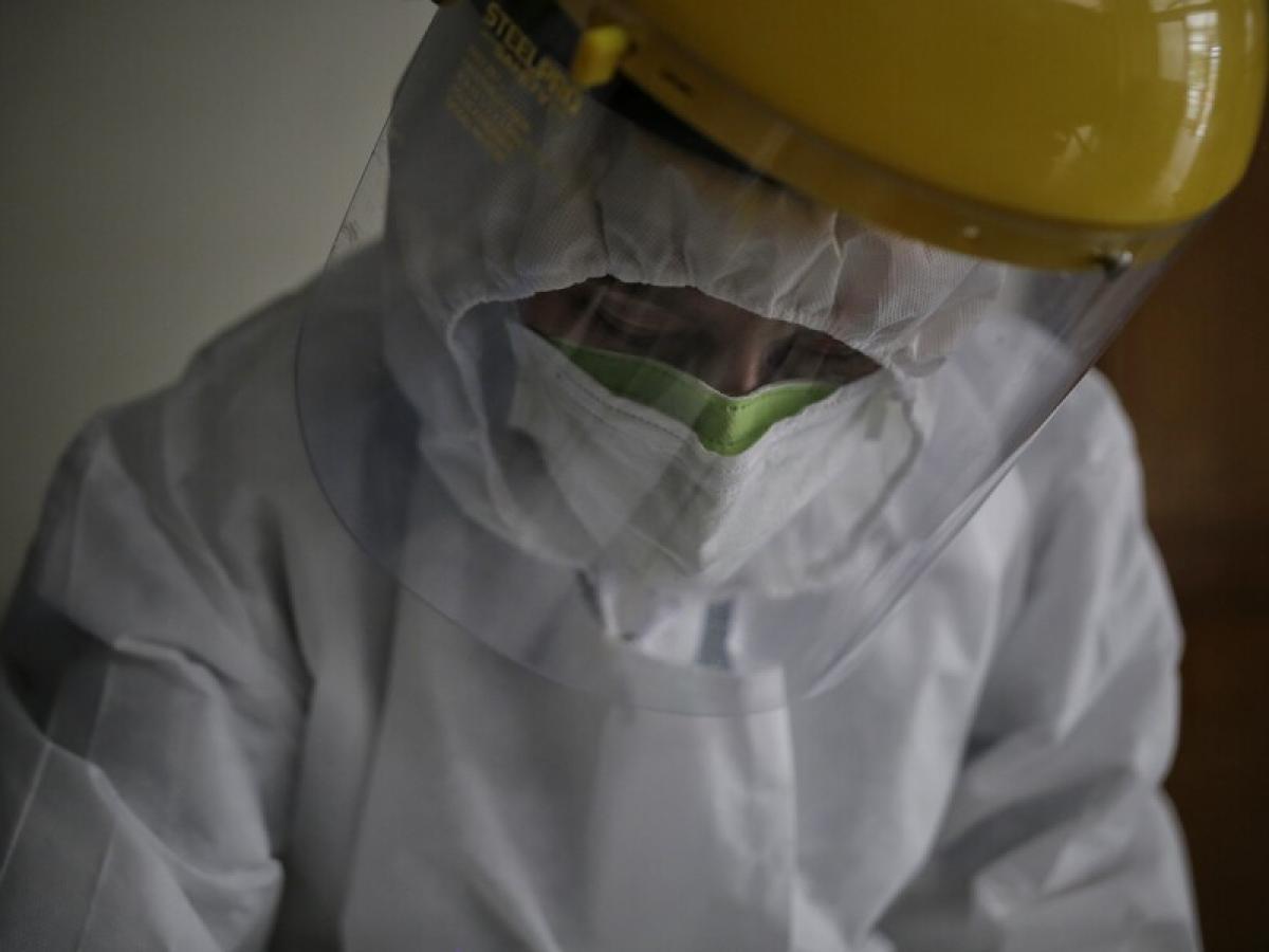 El Ministro de Salud, Fernando Ruiz, anunció este martes que en el país la alerta por el nuevo brote mundial de la viruela del mono pasó de un nivel moderado a alto.  “Tenemos una ventana de oportunidad para hacer un trabajo de contención antes de una posibilidad de una transmisión comunitaria. Por esa razón y para tomar las medidas pertinentes, se decidió incrementar el nivel de riesgo de transmisión comunitaria de un nivel moderado a un nivel alto”, sostuvo el Ministro Ruiz.  Entre las principales medidas