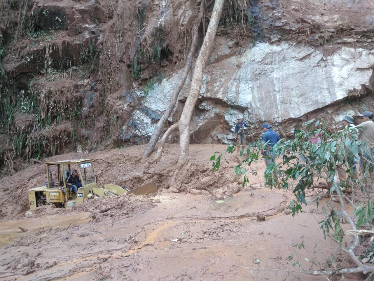 Vía San Vicente del Caguán - Neiva está cerrada Vía San Vicente del Caguán - Neiva está cerrada