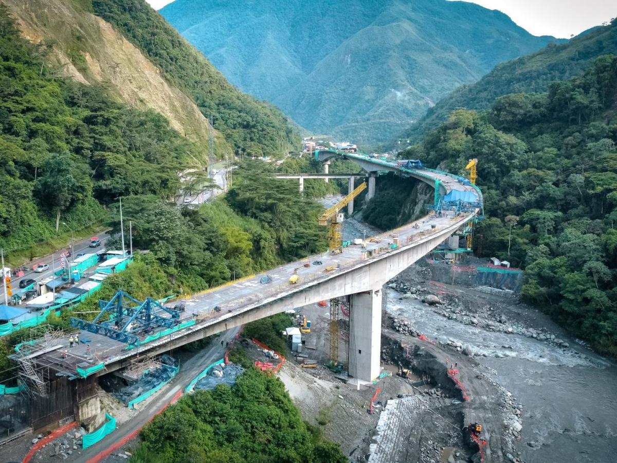 Obra de viaducto en el Kilómetro 58 de la Vía al Llano avanza en un 90 por ciento  