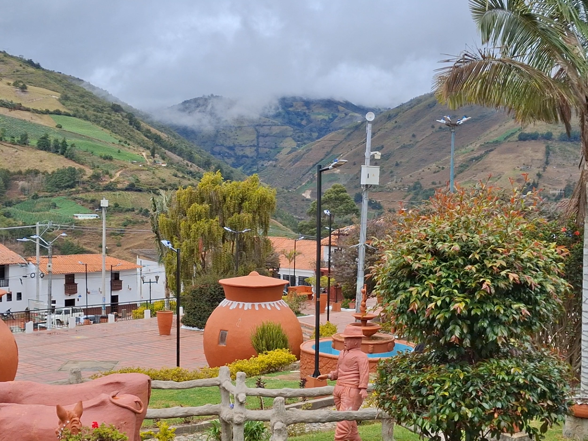 Entre montañas de Norte de Santander, el municipio combina tradición alfarera, riqueza natural y turismo responsable como motor de desarrollo local. 