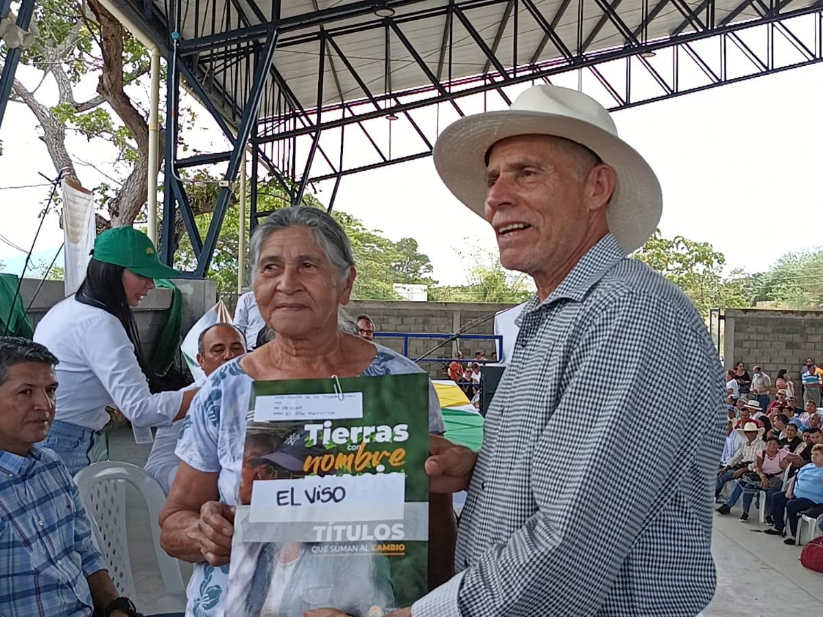 Tolima: Gobierno entregó más de 750 títulos de tierras a campesinos