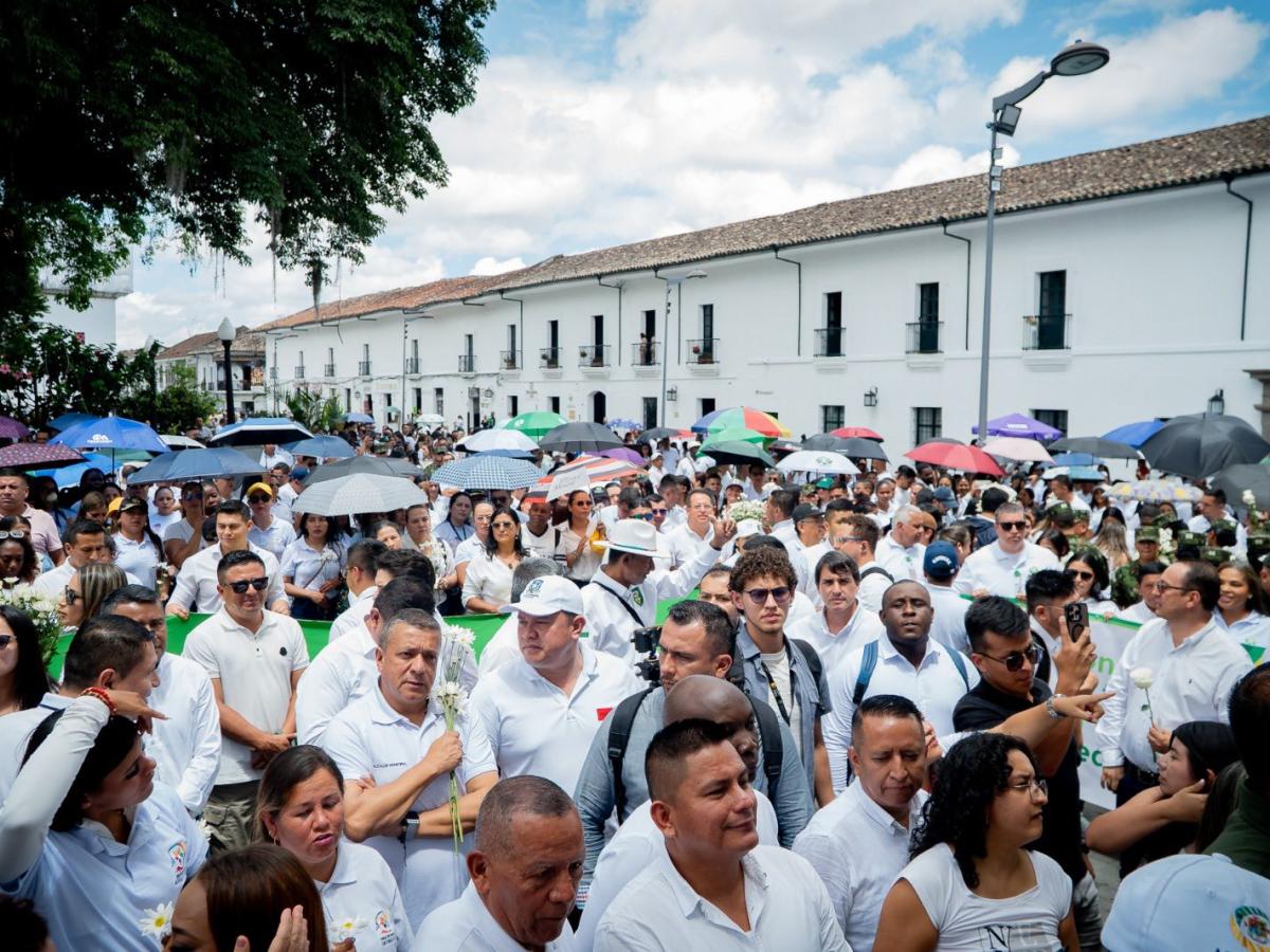 Más de mil ciudadanos de diferentes zonas del departamento se reunieron en el Parque Caldas de Popayán en un llamado generalizado por la paz en la región. 