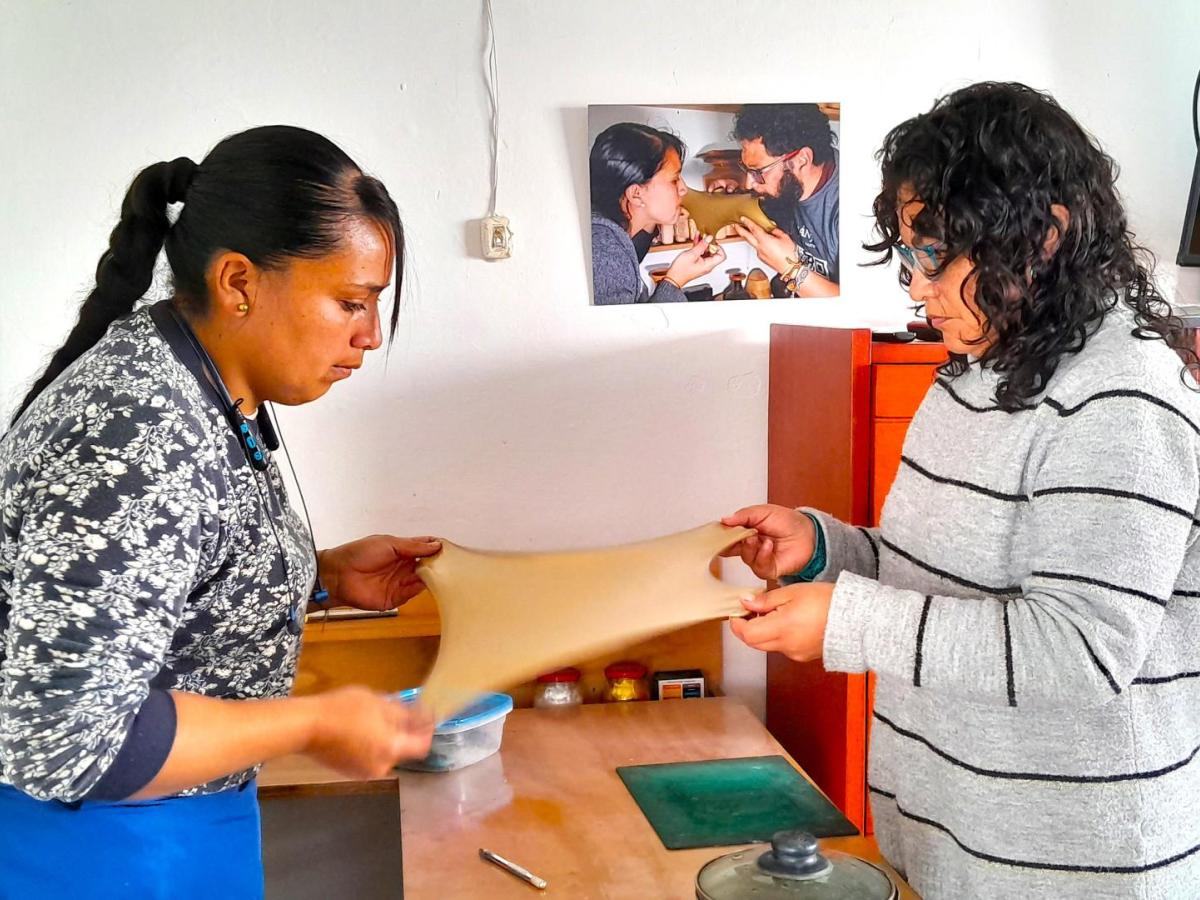 Las nuevas guardianas del Barniz de Pasto: jóvenes aprendices y experimentadas artesanas