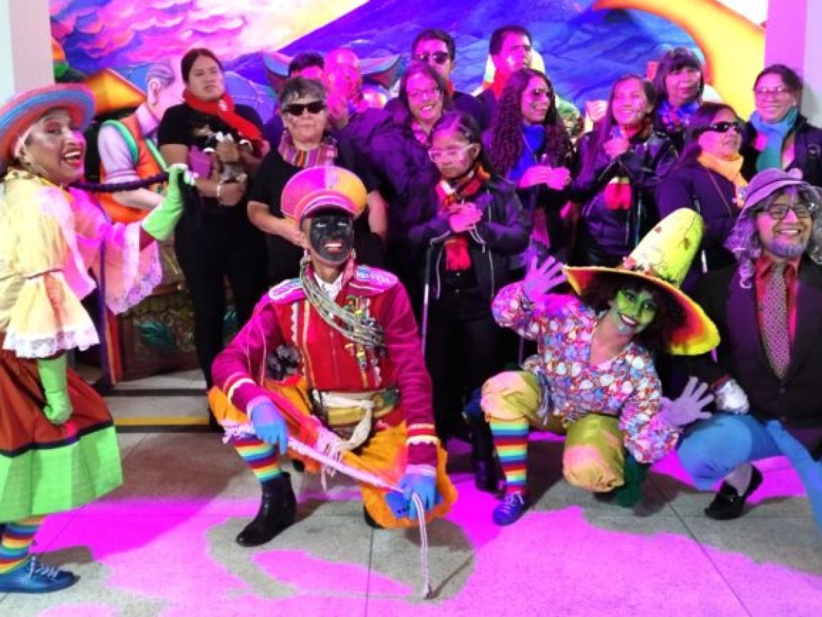 Pasto: niños y adultos ciegos tocan zampoñas 