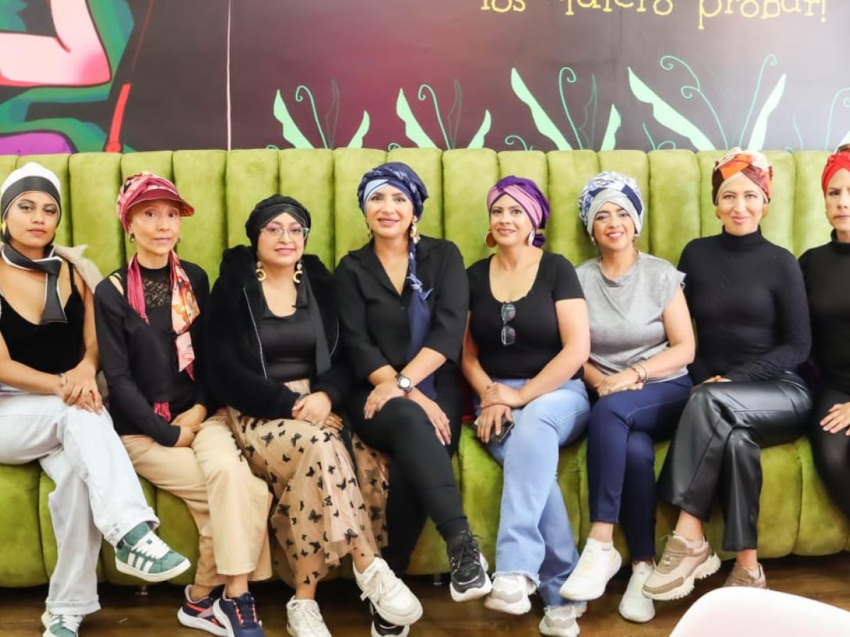 Sobreviviente de cáncer diseña y confecciona  turbantes