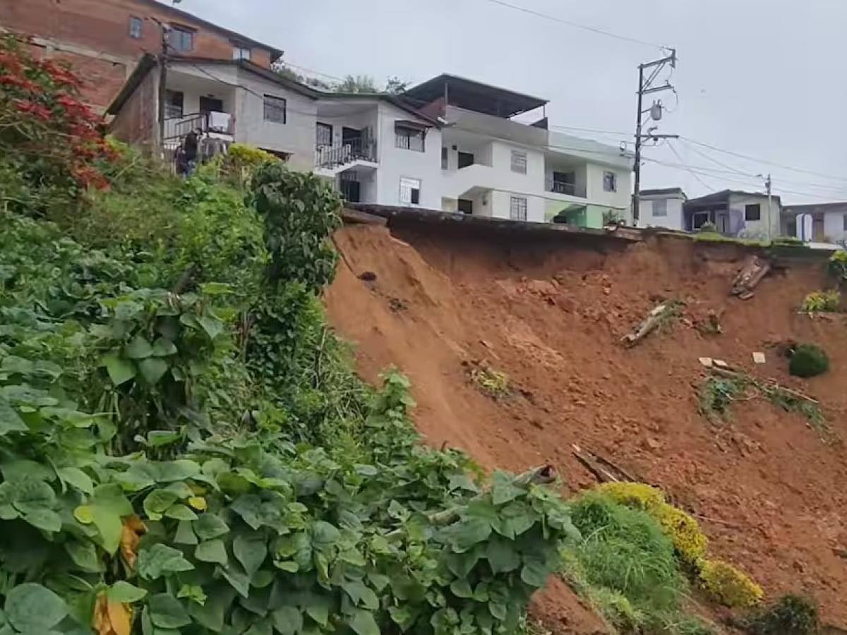 Deslizamiento en Granada, Antioquia: familias evacuadas y vía bloqueada