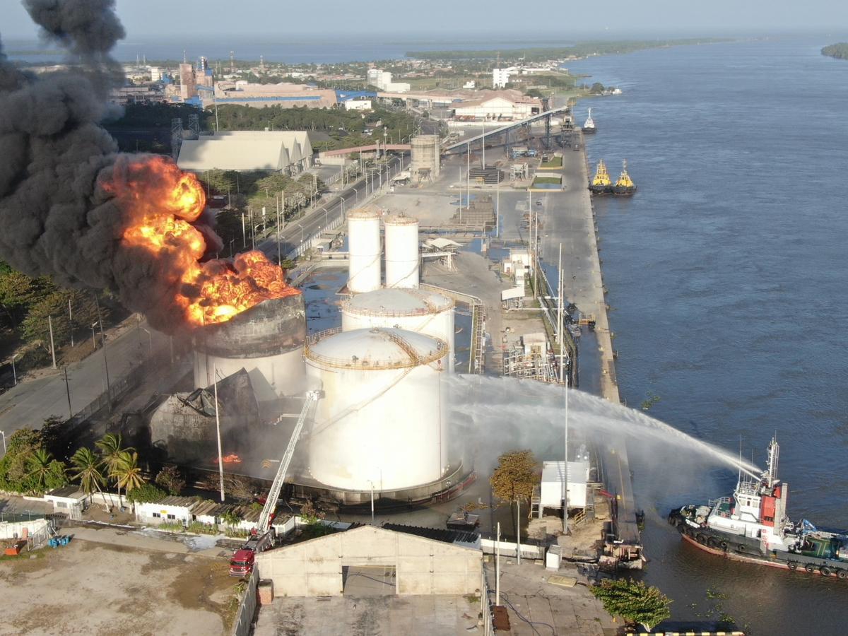 Incendio en Barranquilla: mantienen restricción de actividades marítimas