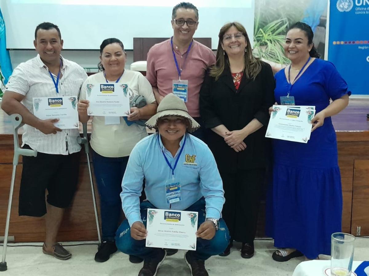 Ayer 7 días anteriores 30 días anteriores enero Renovar Plus  ChatGPT  Compartir  User Tú dijiste: me ayudas a corregir este lead por favor:  De la mano de organizaciones sociales hogares campesinos hoy le apuestan al cultivo de cítricos en zonas que fuer