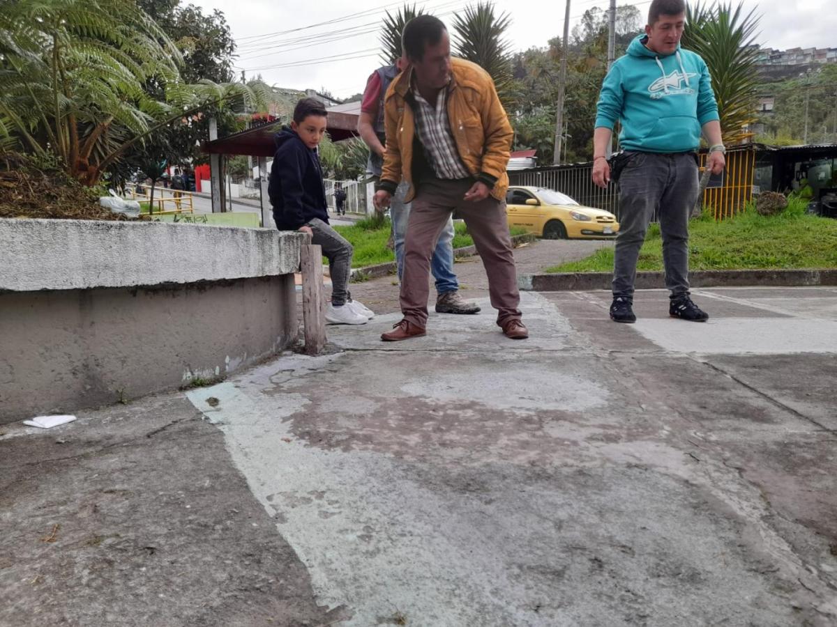 “Bolas al poste” el juego de canicas que se transformó en Manizales para diversión de los adultos mayores  