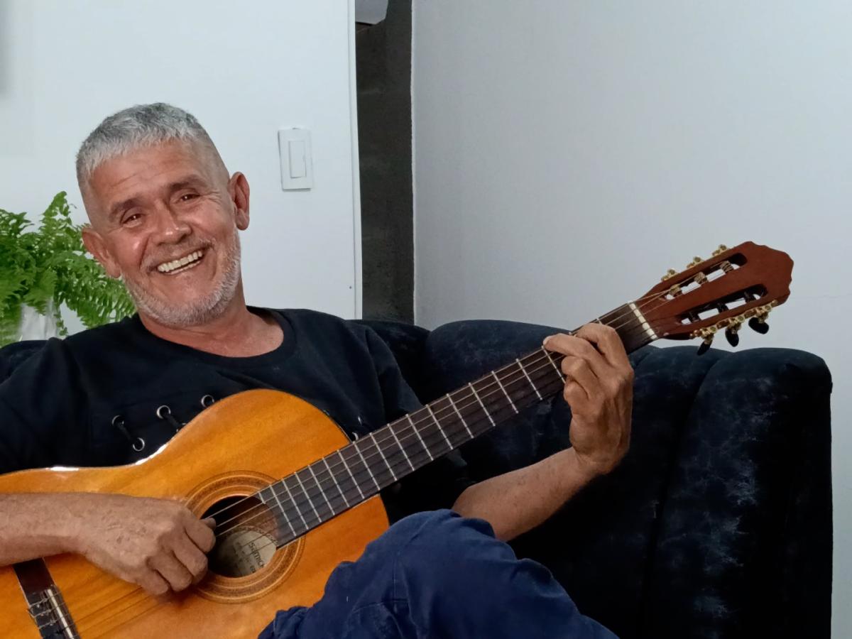 Benjamín Franklin Navarro: el ocañero que forja música, metal y justicia desde su taller