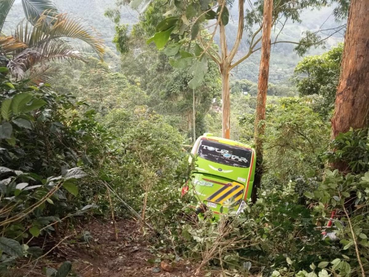 Accidente en vía Bogotá-La Vega: bus cayó al abismo 