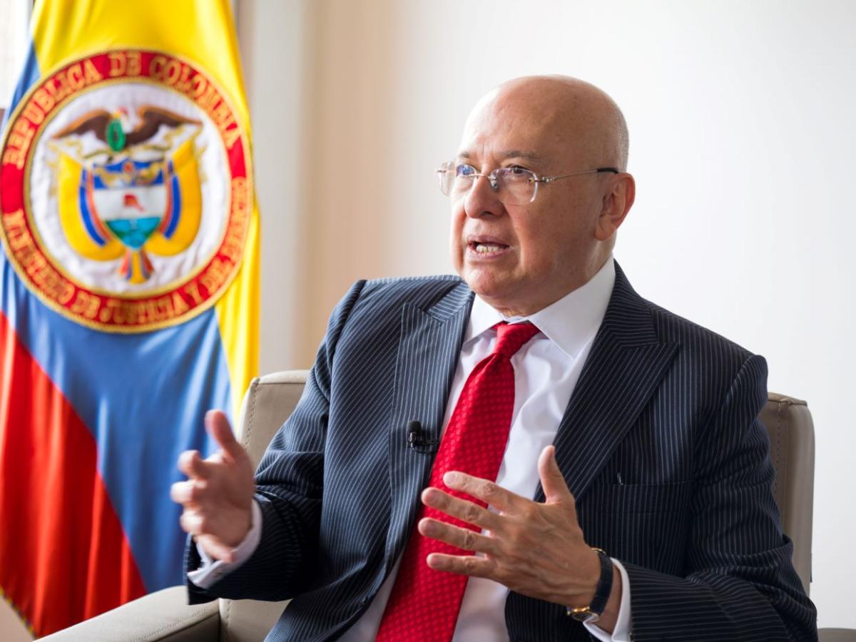 Ministro Montealegre: defensa de la vida limita el uso del glifosato en Colombia