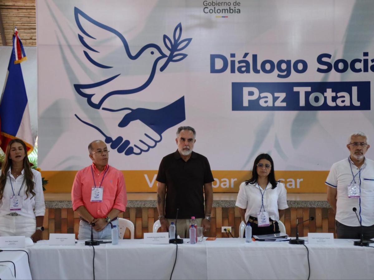 Gobierno lidera mesa de paz con exjefes paramilitares en Valledupar