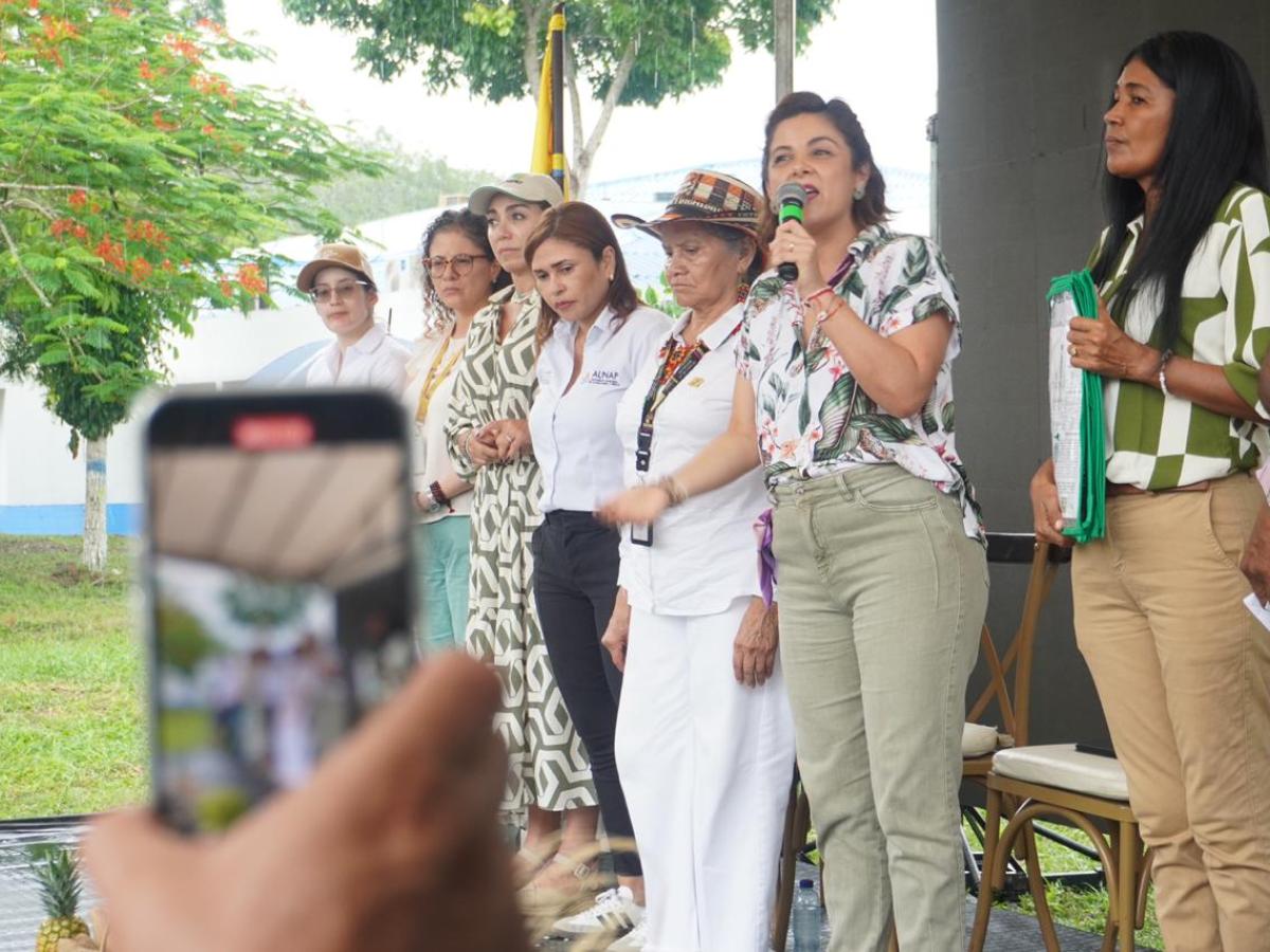 Ministra de Agricultura en evento de entrega de tierras