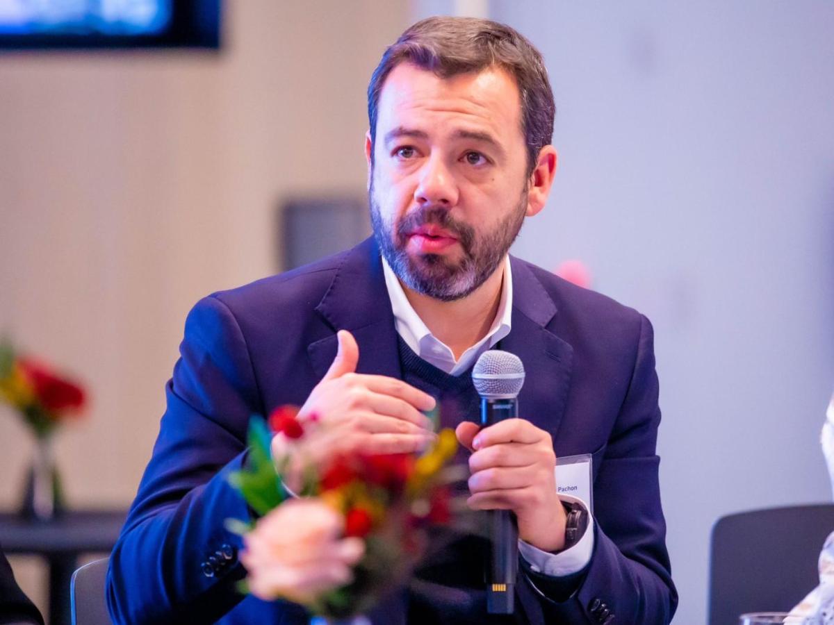 Desaprobación de alcalde de Bogotá subió a 52 % 