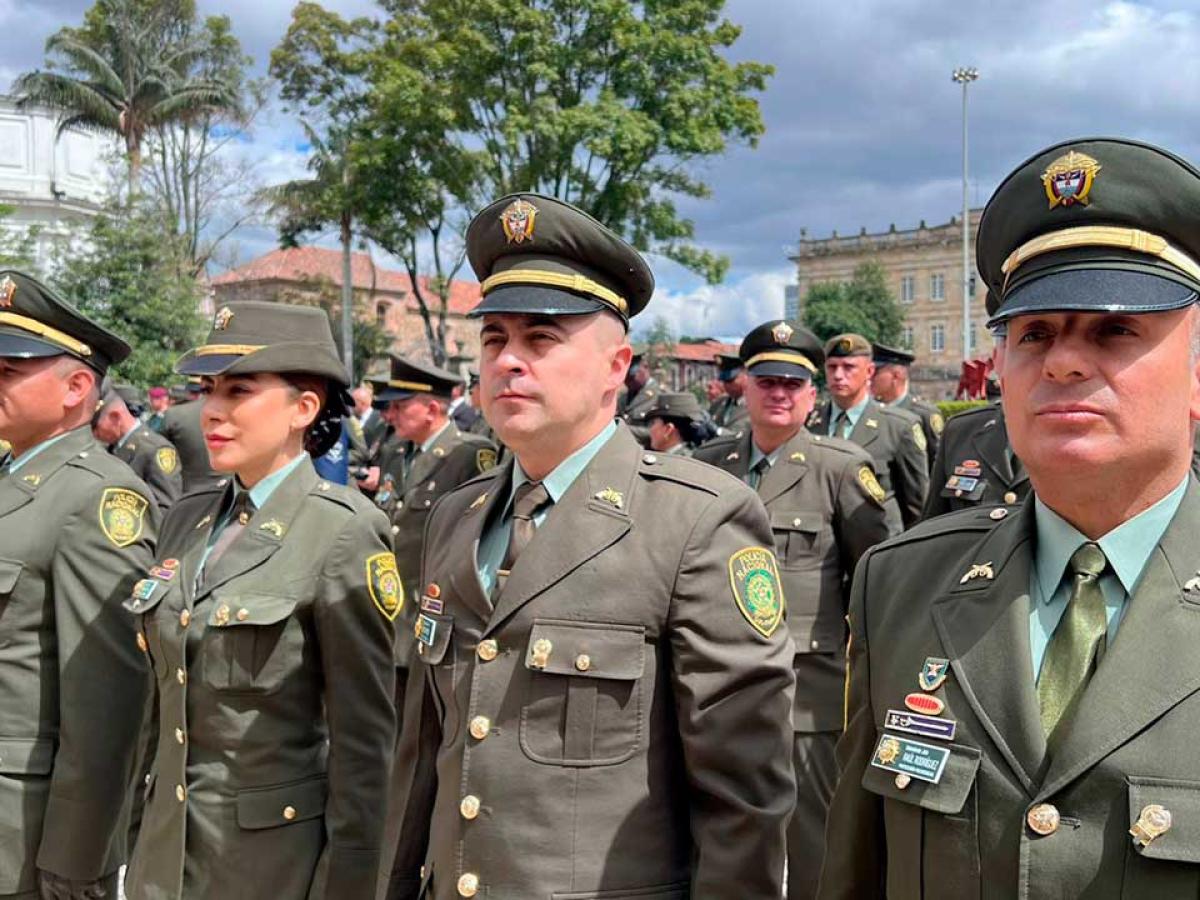 Gobierno condecora a 496 integrantes de la seguridad presidencial en la Casa de Nariño