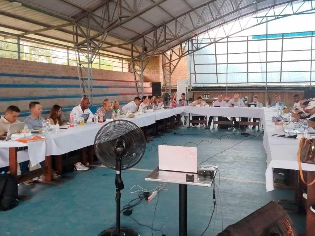 Gobierno y CNEB acuerdan sustituir cultivos de coca