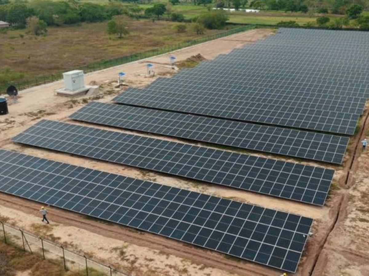 El proyecto, que beneficiará a más de 1.500 personas, permitirá reducir costos de energía para hogares, comercios e instituciones, mientras impulsa la transición hacia fuentes limpias. 