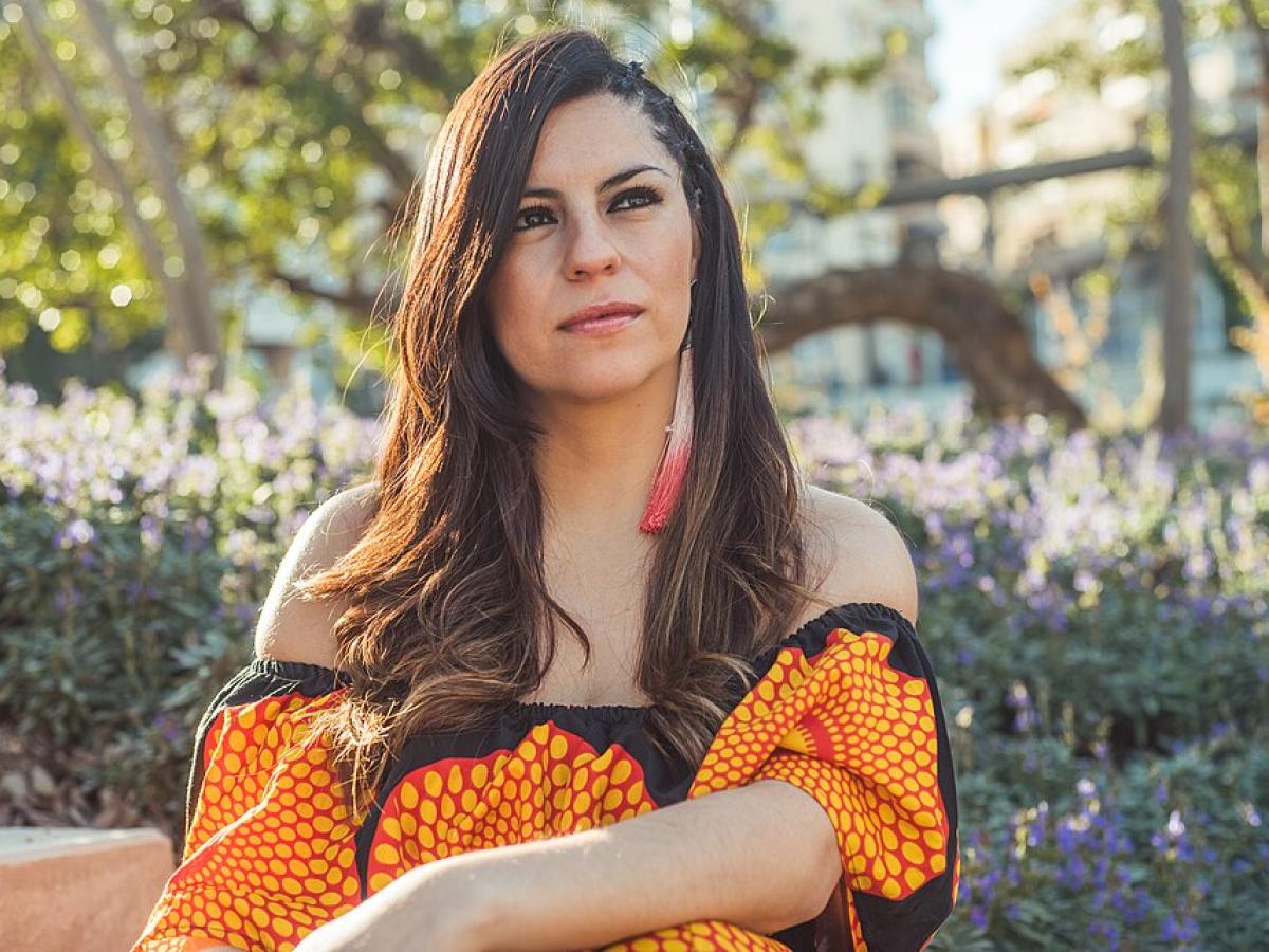 Descarga “Ay Mamá" de manera gratuita y legal