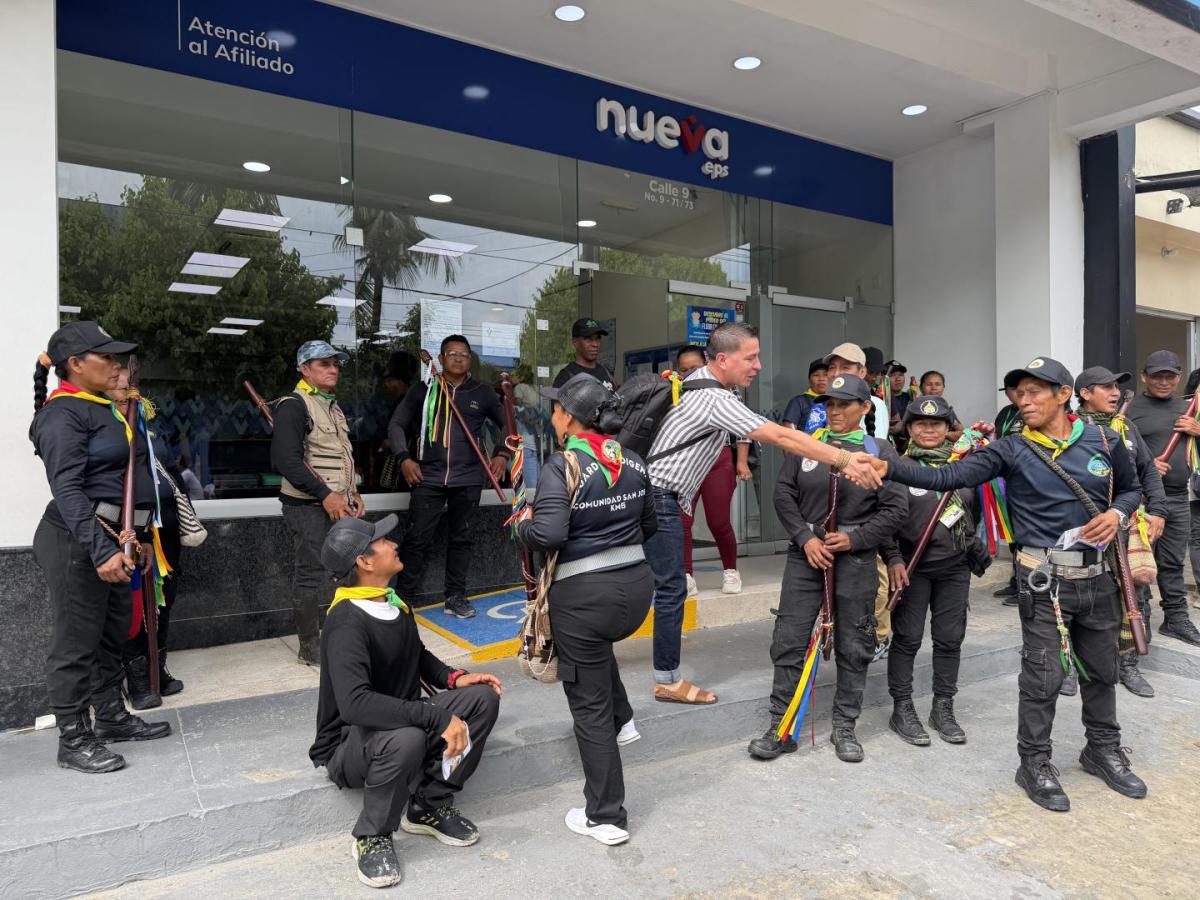 Guardia indígena realiza plantón en sede de la Nueva EPS en Leticia por atención en salud
