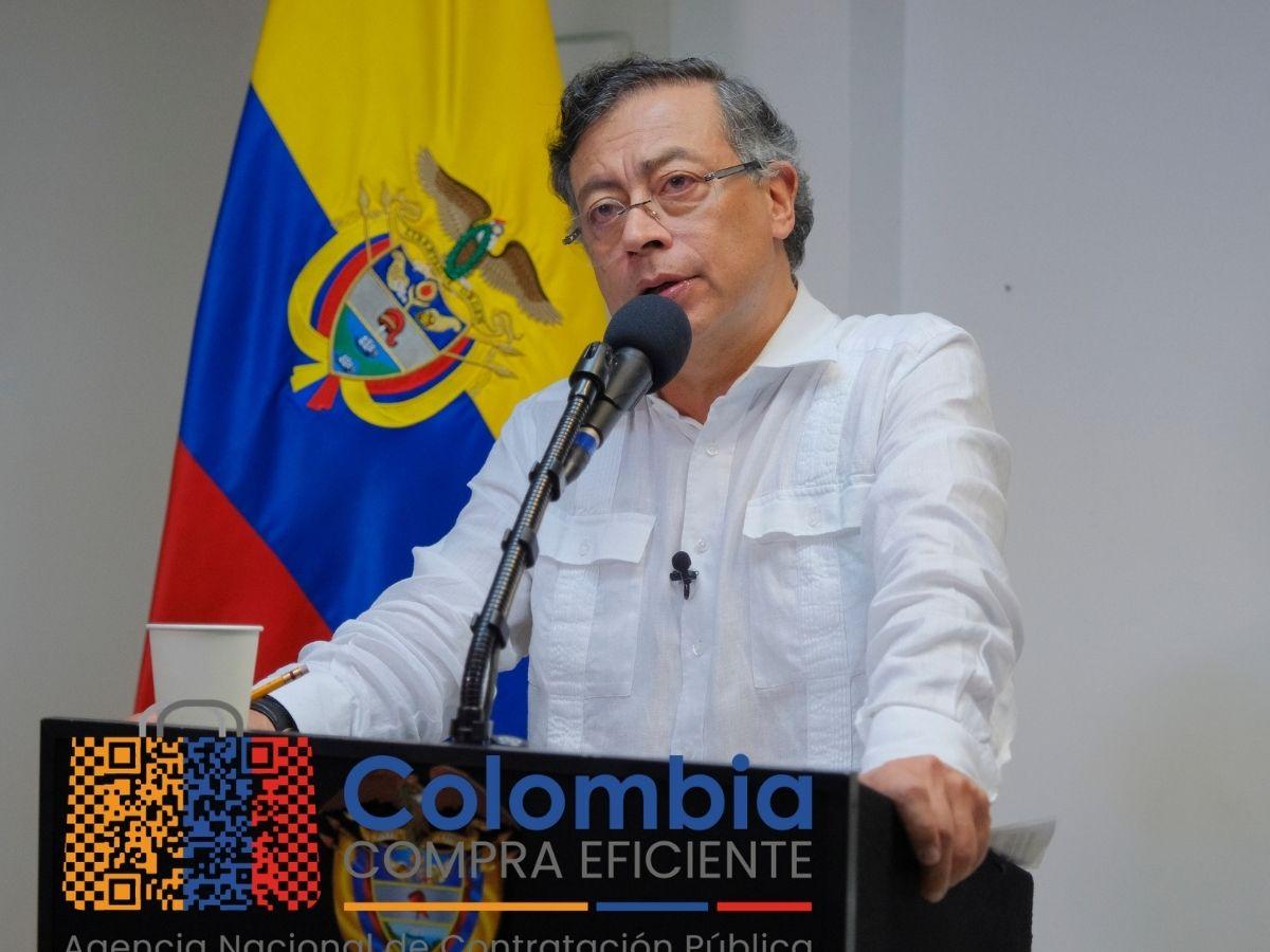 Gustavo Petro contratos juntas de acción comunal