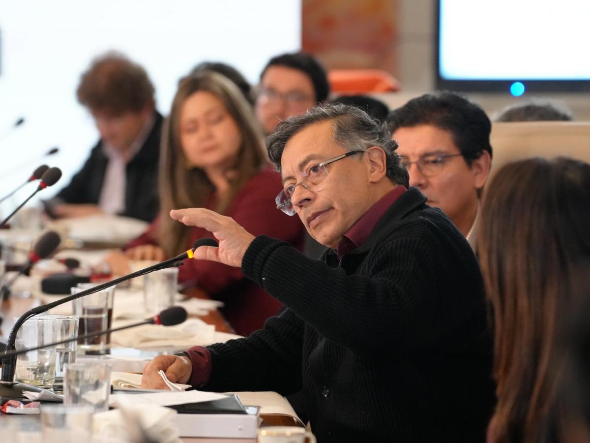 Gustavo Petro destaca que Colombia supera 16% en energía limpia
