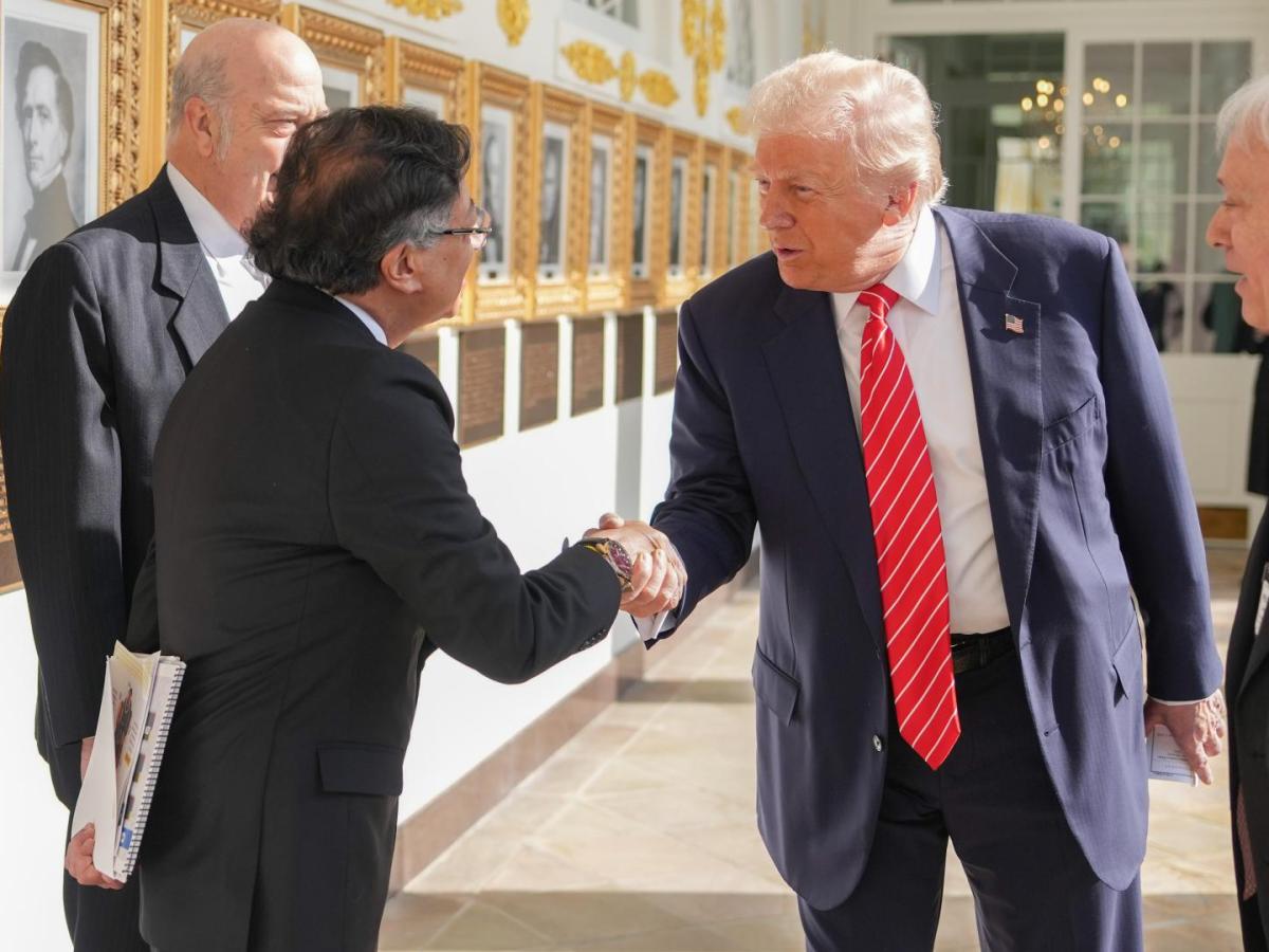Gustavo Petro mostró dedicatoria de Donald Trump tras su reunión