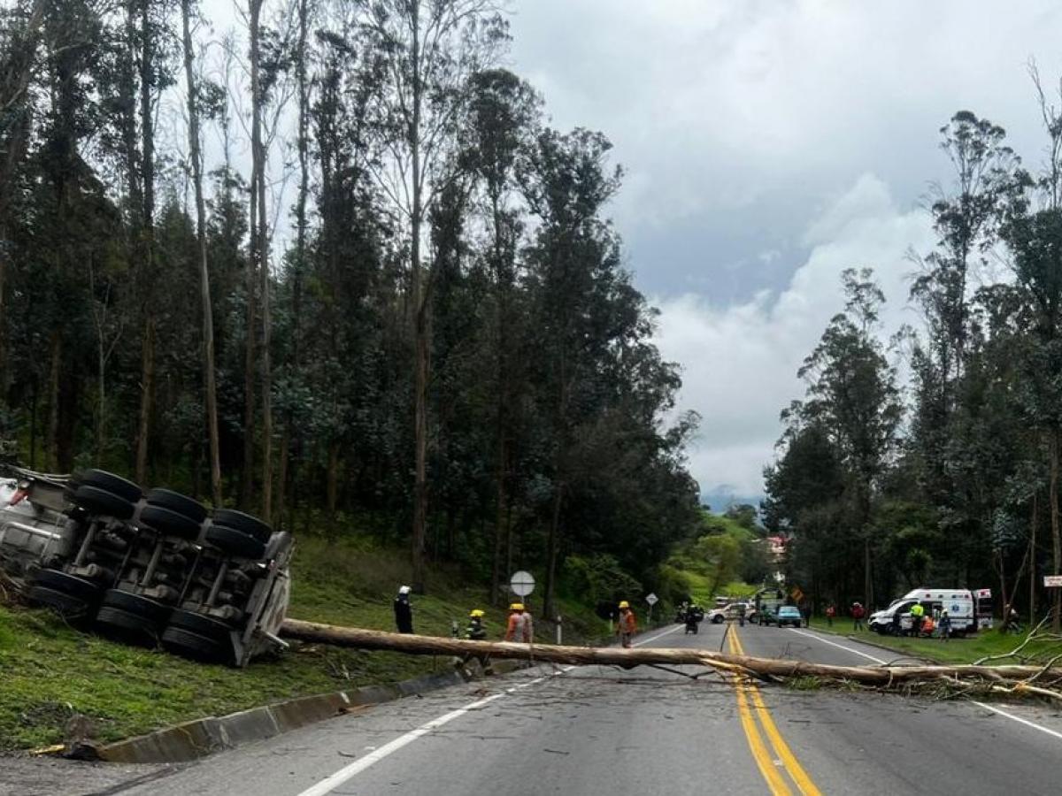 Vía al Llano: cierre total por volcamiento de un tractocamión