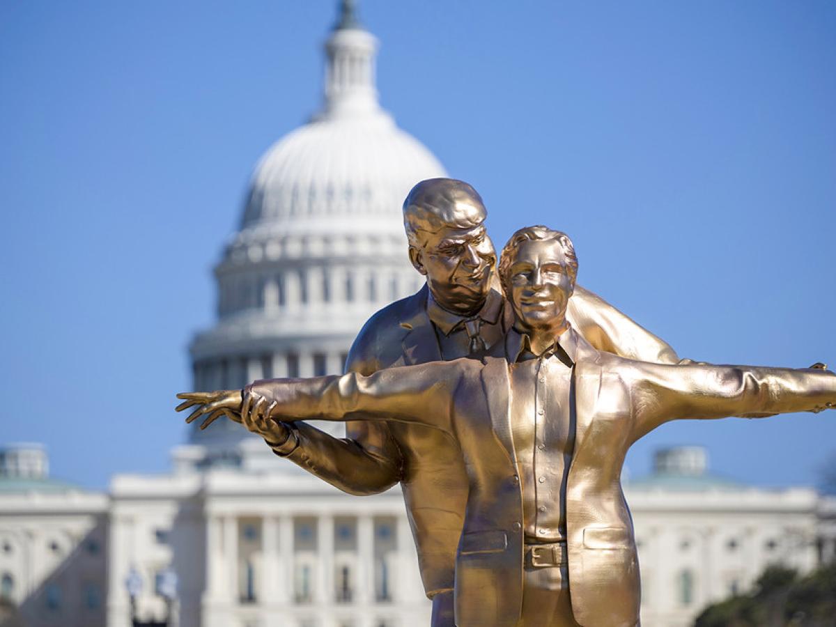 Estatua de Trump y Epstein en Washington coincide con nuevos testimonios de abuso