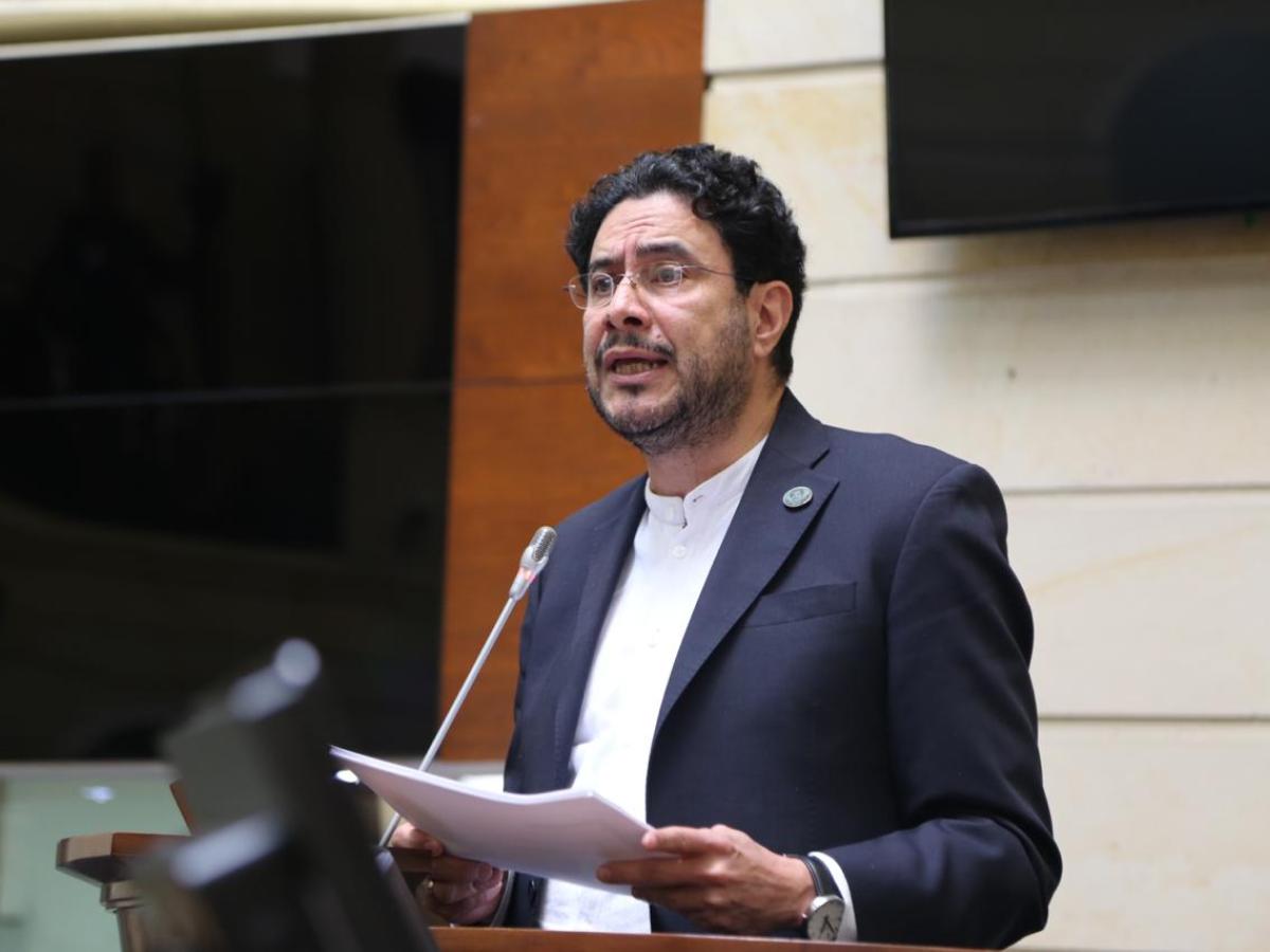 Iván Cepeda amplía denuncia por presunta estrategia de desprestigio