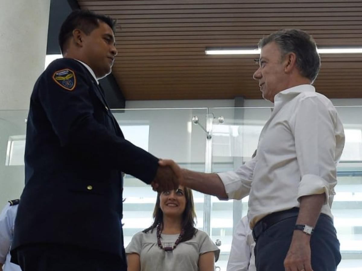 Juan Oliveros, el único bombero del país en ser galardonado con la Cruz de Boyacá | Día del voluntariado