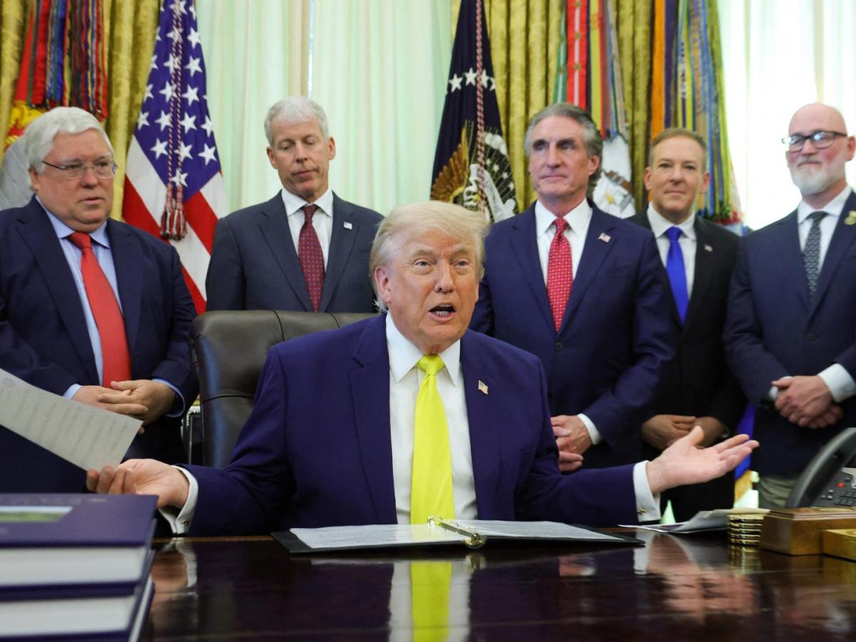 Juez bloquea restricciones Trump migración legal