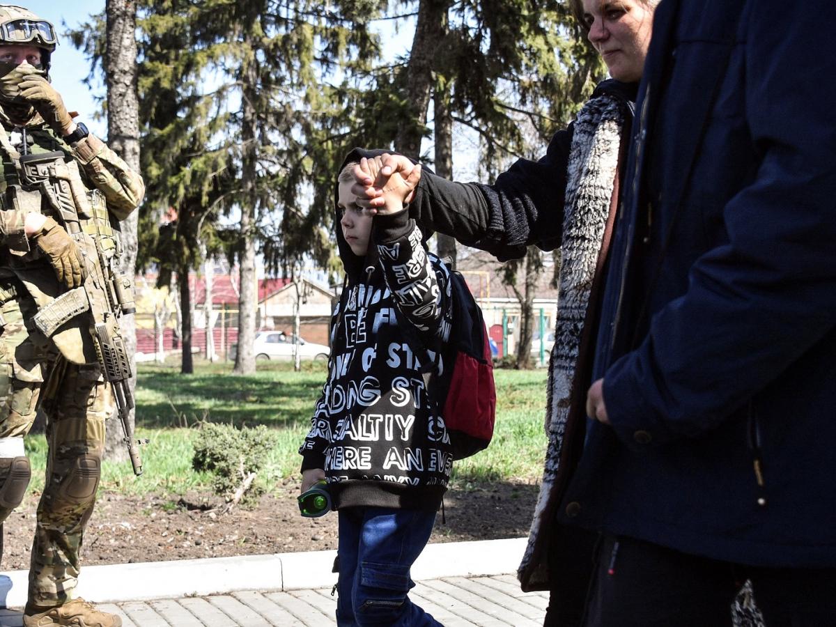 Guerra en Ucrania: el regreso a clases en una ciudad ucraniana ocupada por Rusia