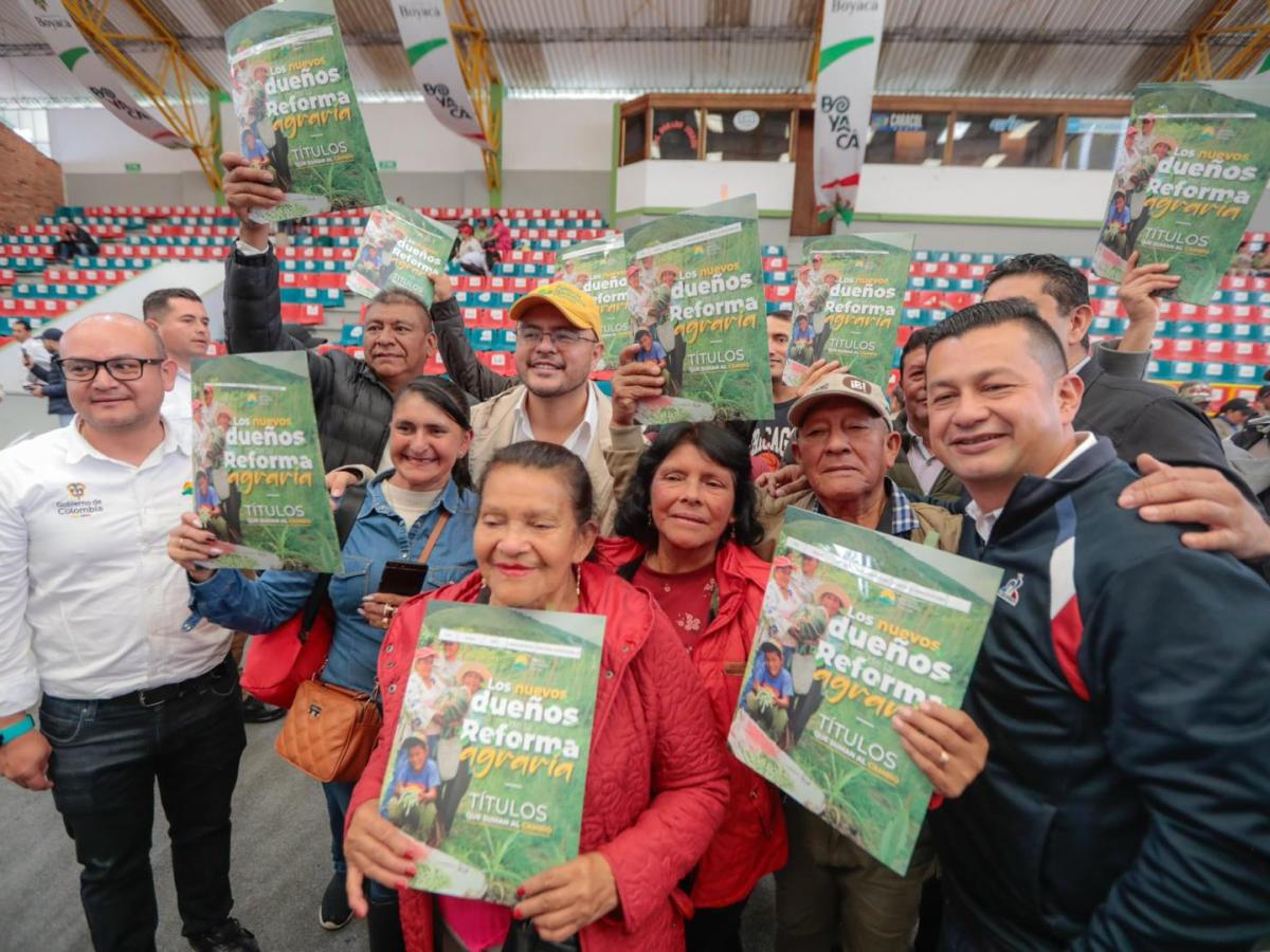 Más de 2.000 familias campesinas reciben títulos de tierra en Boyacá