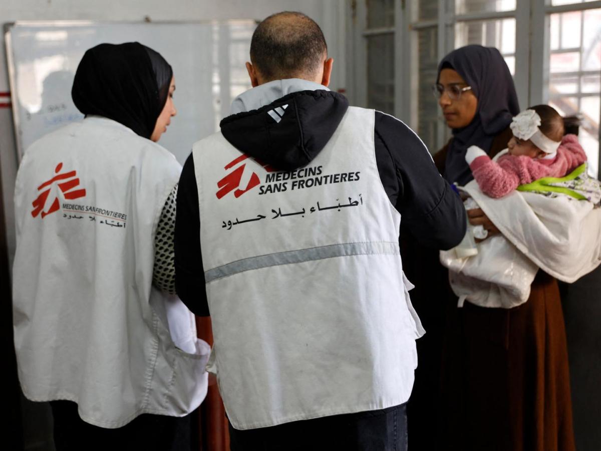 Una mujer palestina llega con un niño a la clínica de Médicos Sin Fronteras (MSF) en el barrio de al-Rimal, en la ciudad de Gaza, en la víspera de Año Nuevo, el 31 de diciembre de 2025. Israel ha anunciado que, a partir del 1 de enero de 2026, se prohibirá la actividad de 37 organizaciones humanitarias en Gaza, a menos que cumplan con las directrices que exigen información detallada sobre el personal palestino, lo que ha suscitado críticas por parte de las Naciones Unidas y la Unión Europea.  Traducción rea