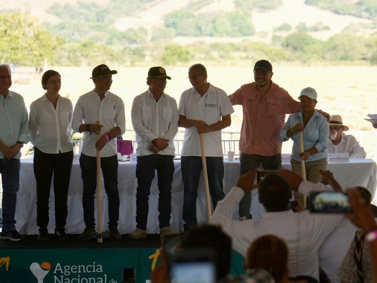 Gobierno repara a 80 familias afectadas por la hidroeléctrica El Quimbo