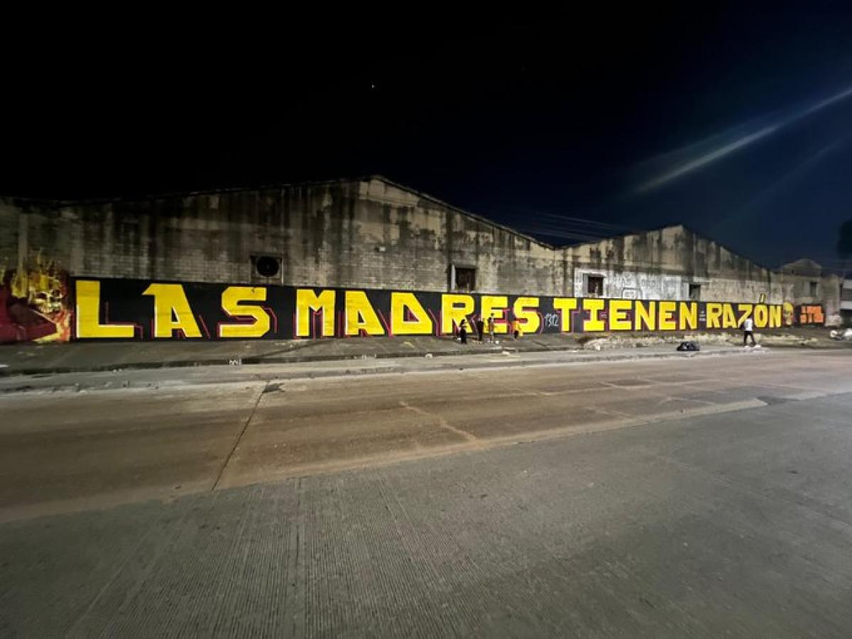 En Barranquilla vuelven a pintar el mural “Las madres tienen razón”