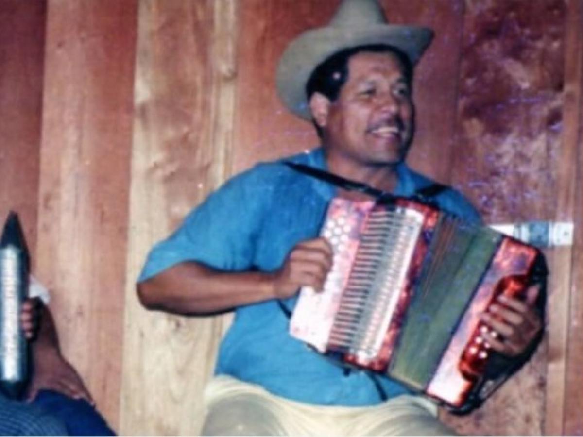 Desde los años 30, el sonido del acordeón ha denunciado guerra, desigualdad y despojo, convirtiendo canciones y juglares en cronistas de campesinos, pueblos indígenas y víctimas.