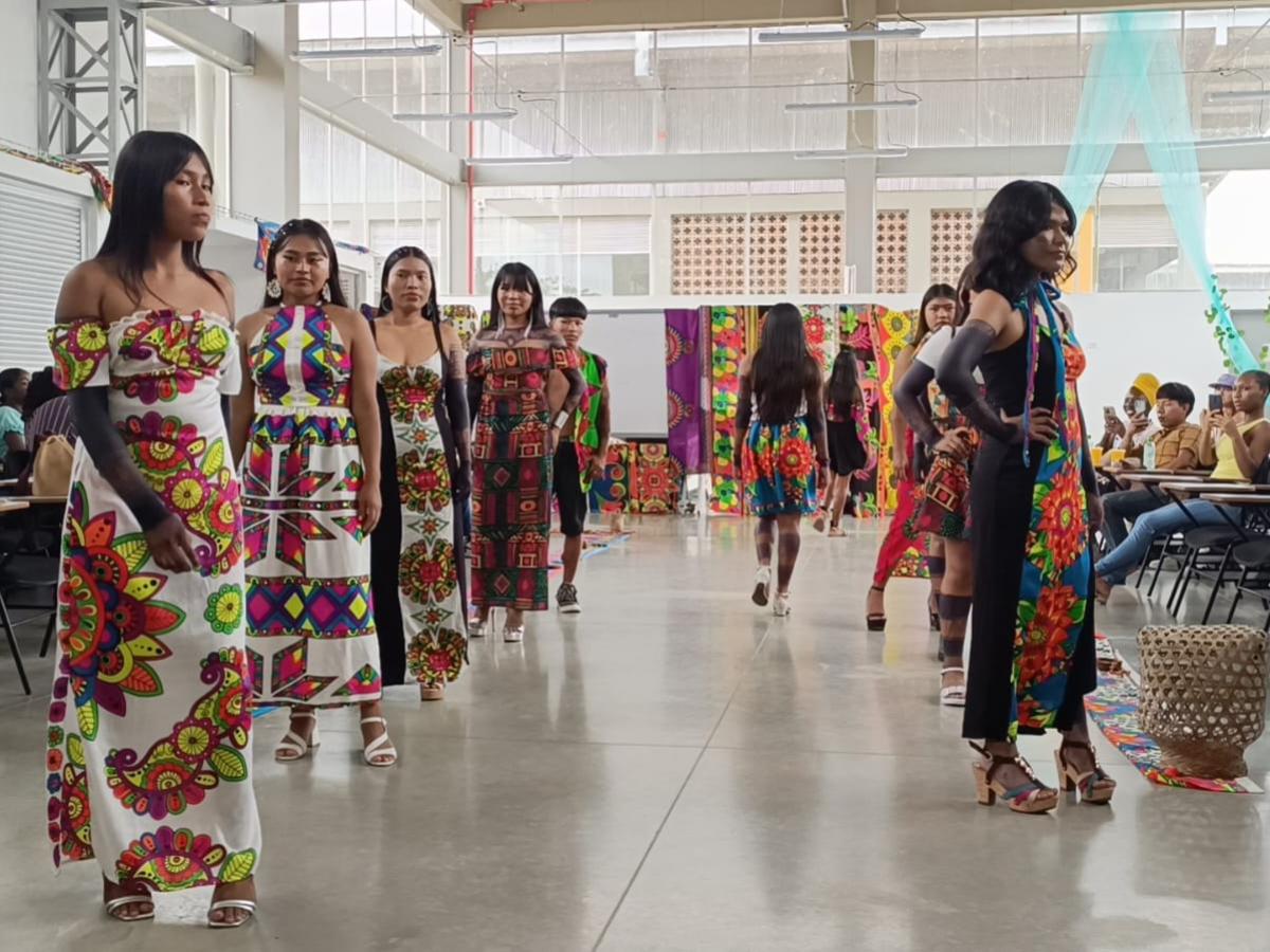 “Nekarra': la nueva colección de prendas del pueblo Embera en el Chocó, diseñadas con paruma