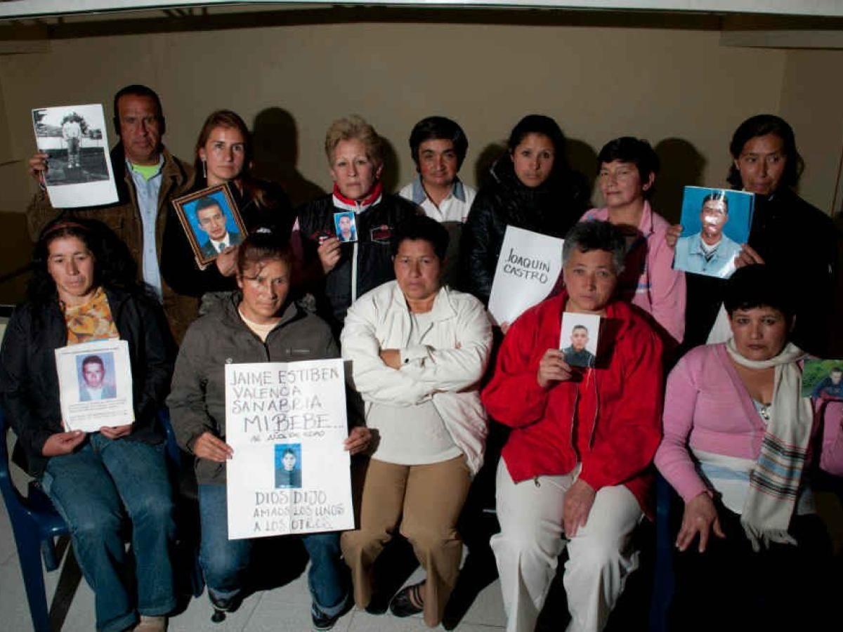 La asociación de madres rechazó que se hablara de “dudas” sobre estos casos y defendió la memoria de las víctimas. La JEP ha documentado 6402 ejecuciones extrajudiciales.