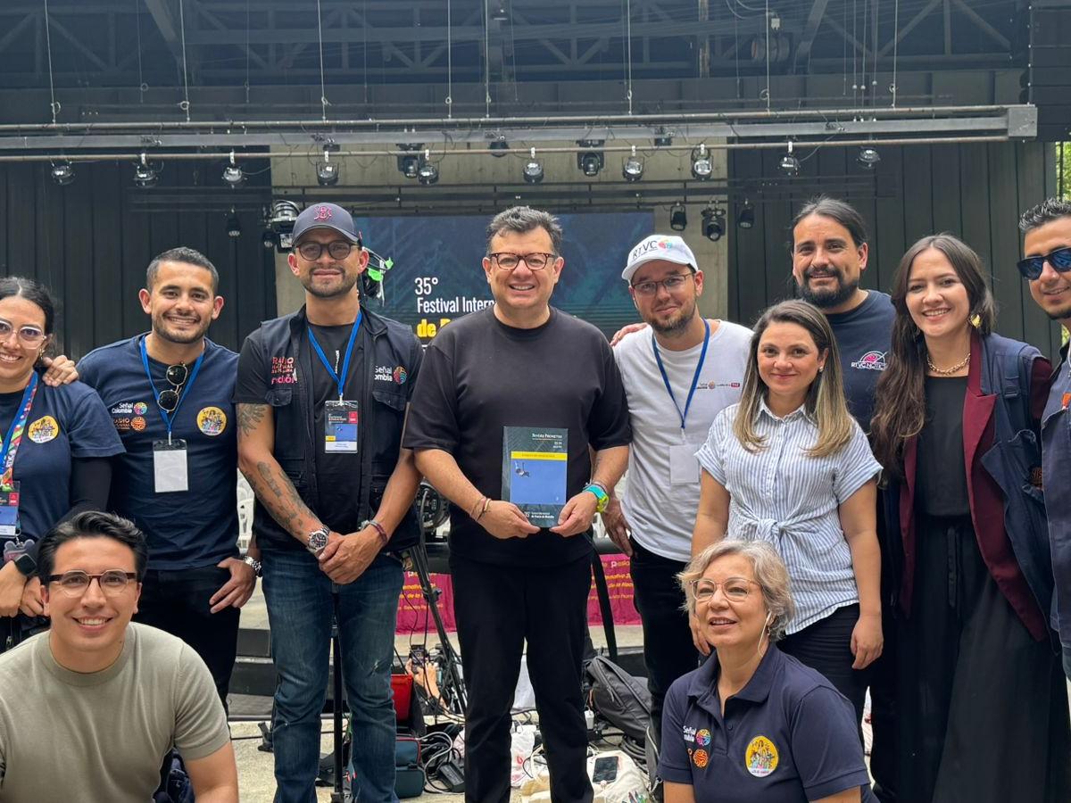 Hollman Morris presenta programa ‘Verso a Verso’ y premio nacional de poesía desde el Festival de Medellín