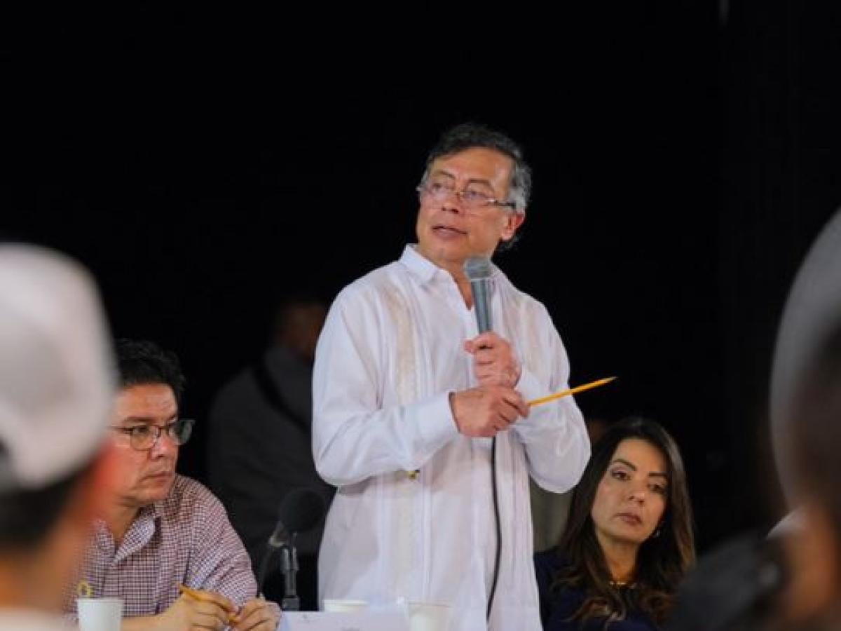 Petro cuestiona Alex Char por recursos educación 